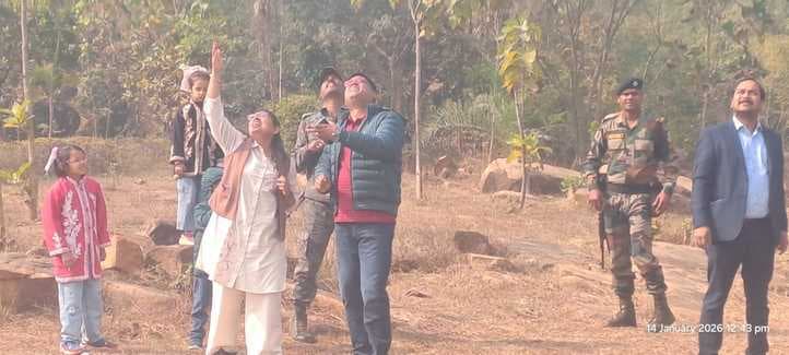 बायोडायवर्सिटी पार्क में आयोजित पतंग उत्सव में शामिल हुए बच्चे-युवा