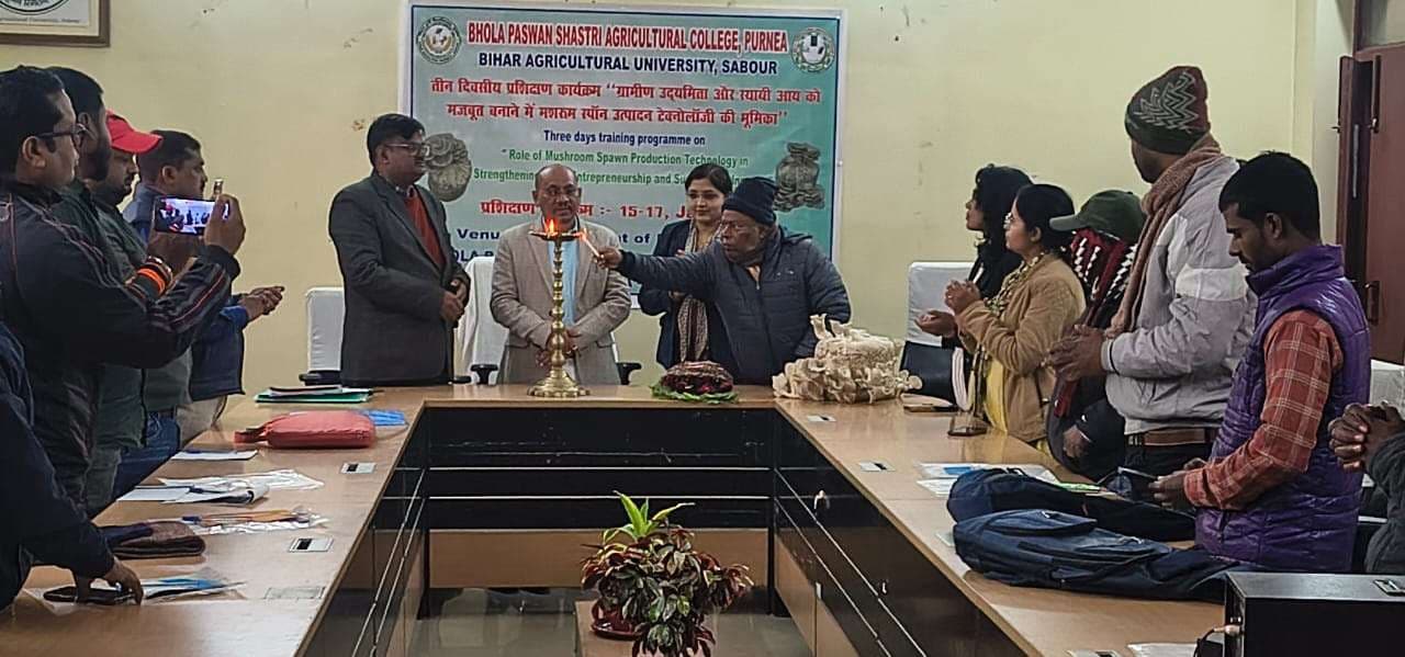 कृषि कॉलेज में मशरूम उत्पादन पर प्रशिक्षण कार्यशाला शुरू