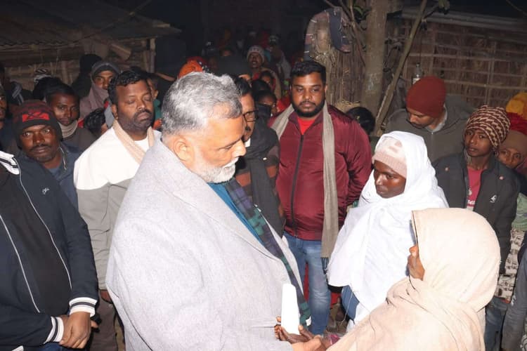 सांसद ने मृतक की परिजनों से की मुलाकात, की आर्थिक मदद