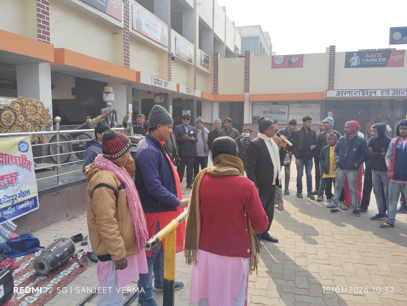 रेलवे फाटक पर चलती गाड़ी के पास नहीं ले सेल्फी