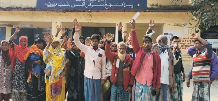 प्रधानमंत्री आवास योजना में नेत्रहीन महिला से भी अवैध वसूली, विरोध में बीडीओ का घेराव