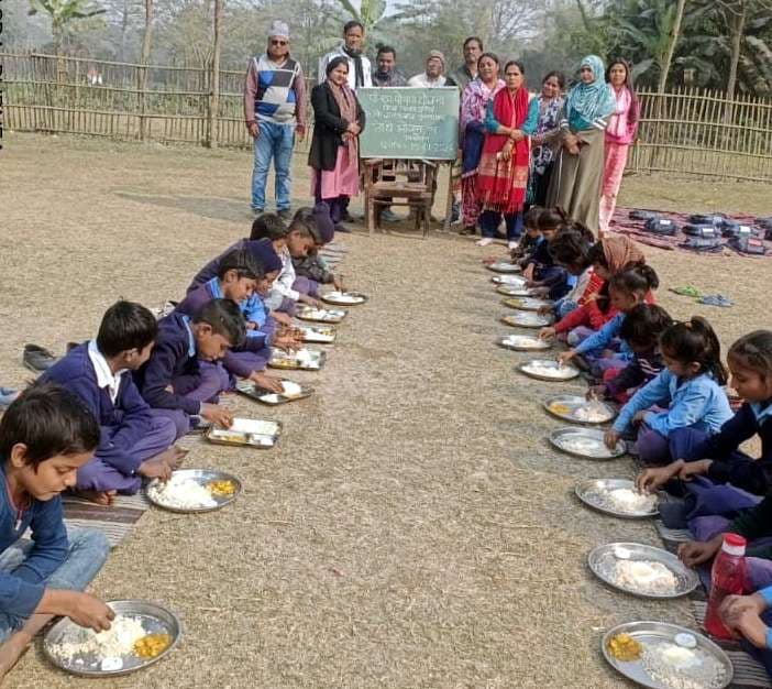 दही चूड़ा भोज के बहाने बच्चों को दिया आपसी प्रेम का संदेश