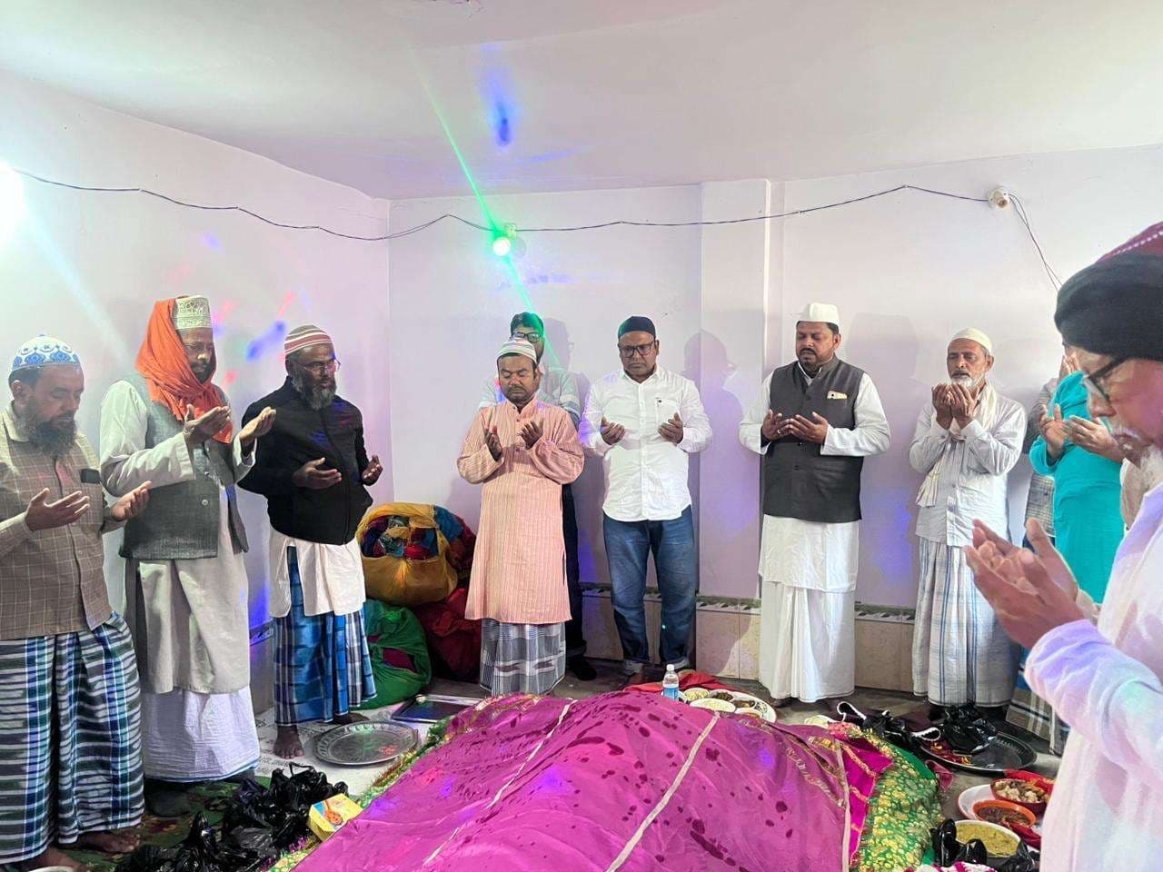 अयुब शाह बाबा का उर्स के मौके पर की चादर पोसी