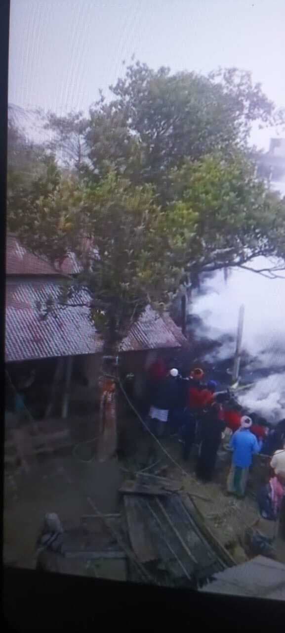 आग से एक दर्जन घर जले