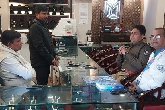 बैंक व ज्वेलरी दुकान का लिया जायजा