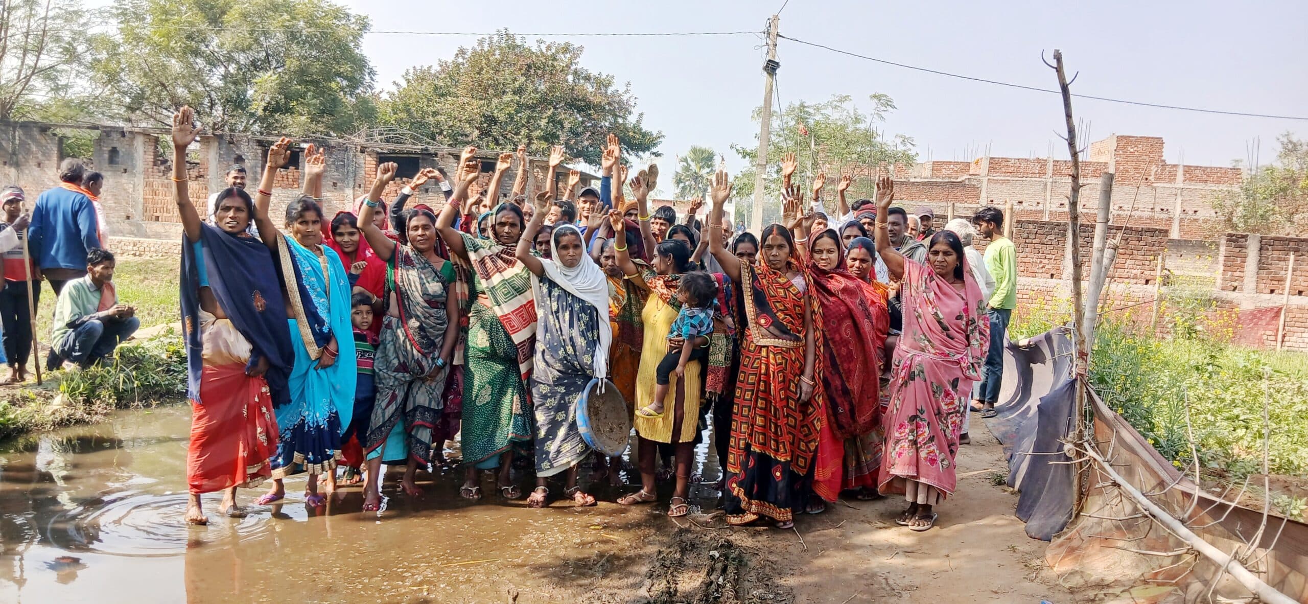 Aurangabad News : नाली के गंदे पानी में खड़े होकर जताया विरोध