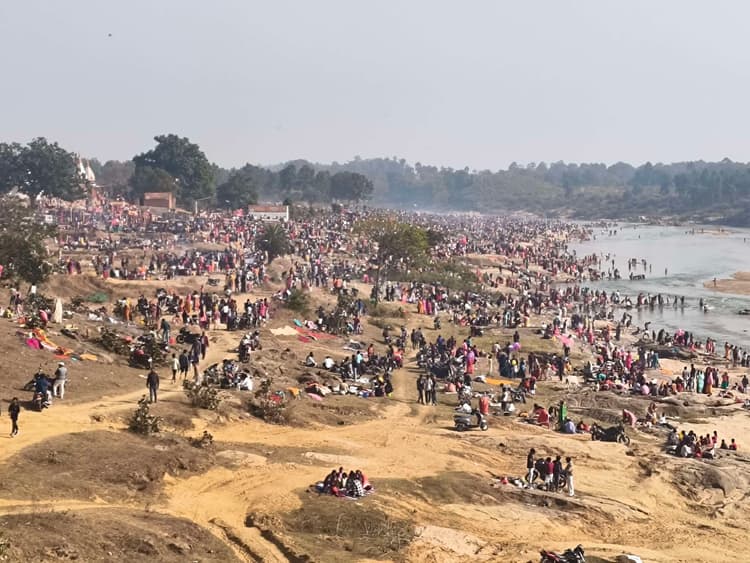 Giridih News :मधुबन व चंपानगर मेले में उमड़ी लोगों की भीड़