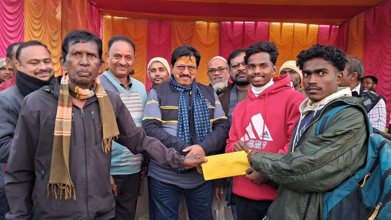 Deoghar news : चौड़े एफसी ने लिटिल ब्वॉय दुमका को चार गोल से हराकर जीता खिताब