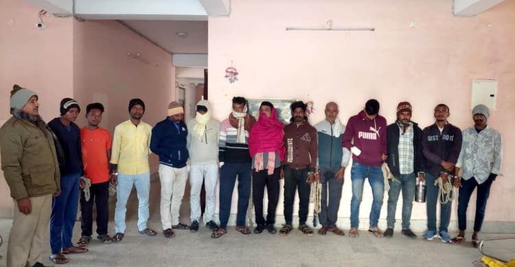 10 लीटर देसी शराब व बाइक के साथ तस्कर गिरफ्तार