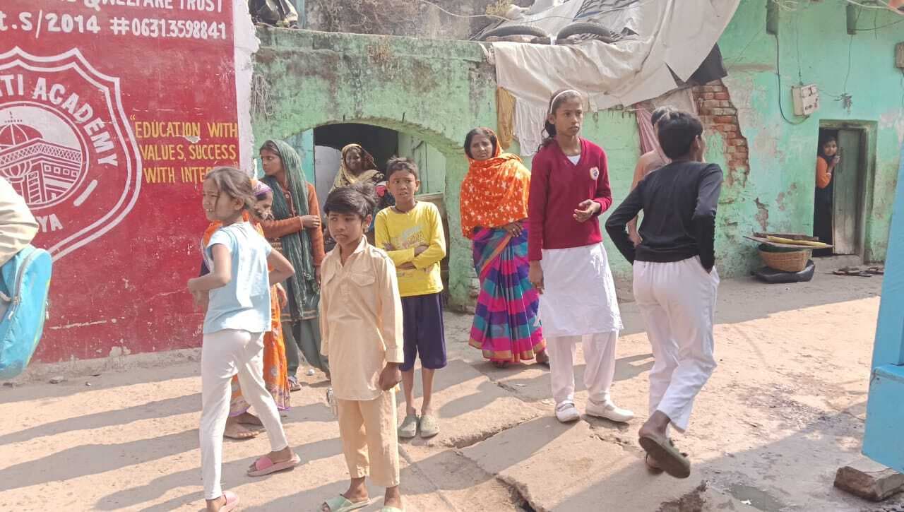 नाली निर्माण का काम रोका, भड़के लोग