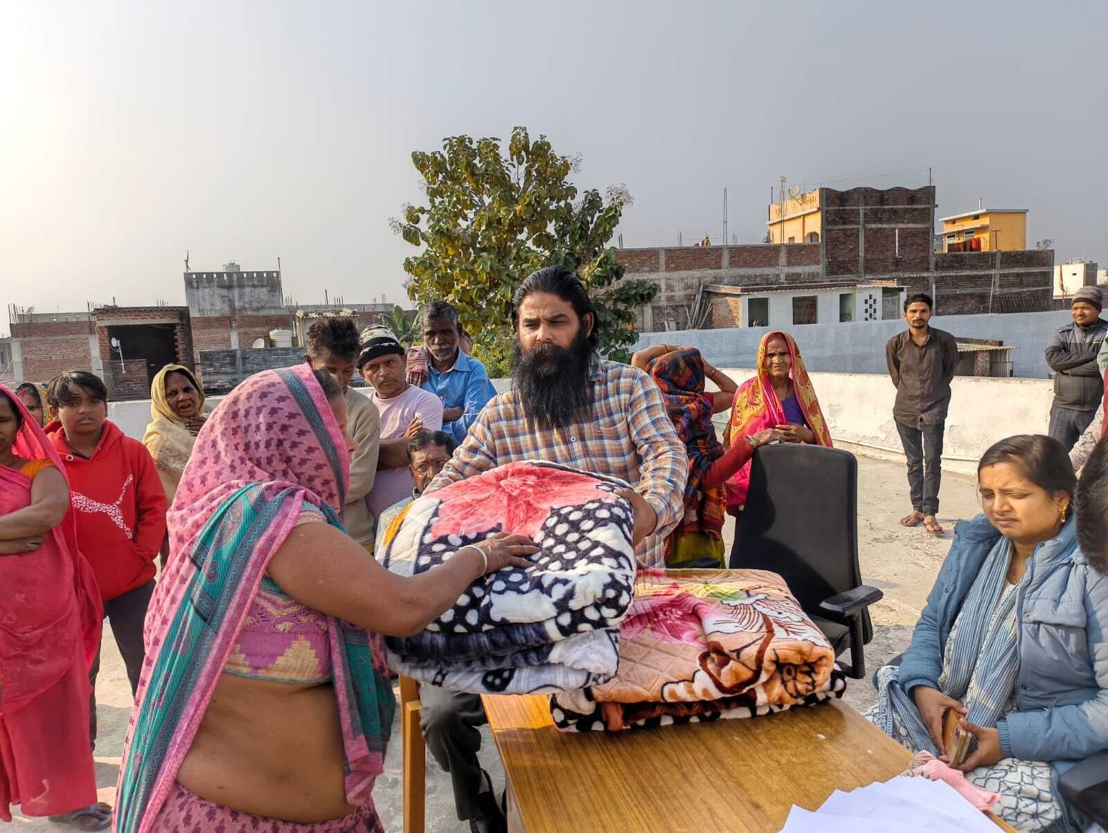 जररूतमंद के बीच कंबल का वितरण
