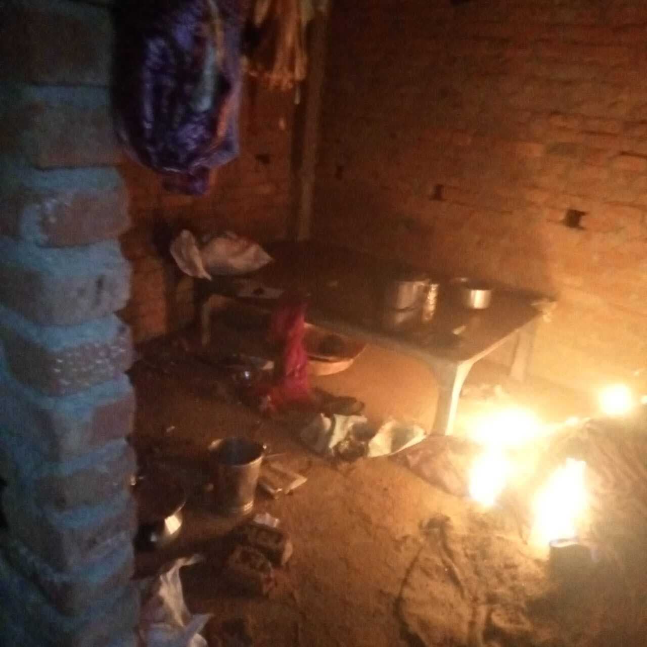 गैस सिलेंडर में लगी आग, पुलिस व ग्रामीणों की सूझबूझ से टला हादसा