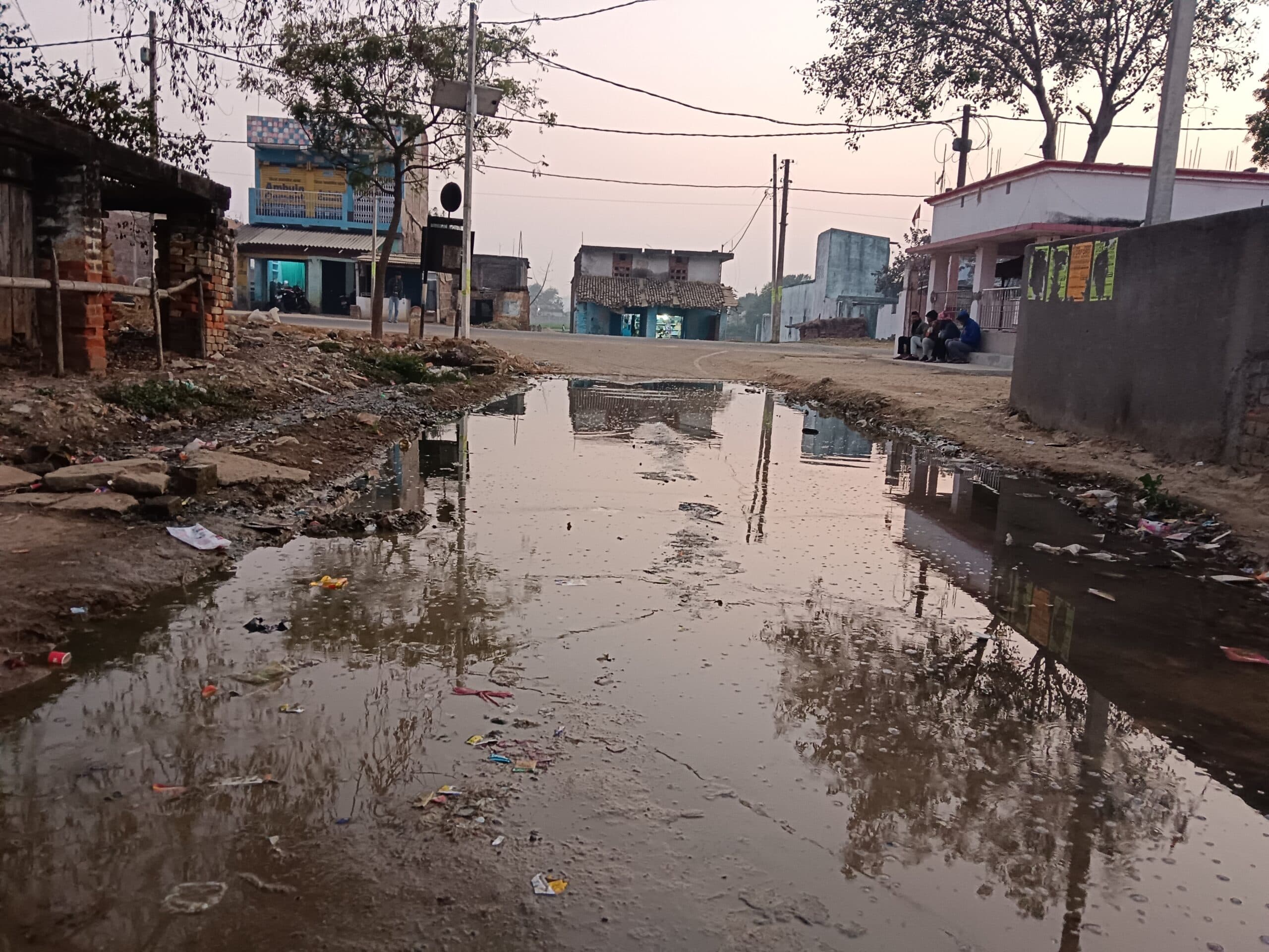 स्कूल के सामने एक माह से जमा नाली का पानी, बच्चे व ग्रामीण परेशान