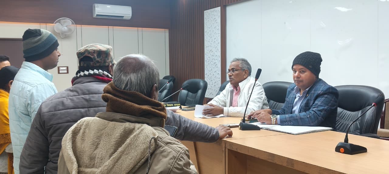 जनता दरबार में गंभीरता से सुनी गईं लोगों की समस्याएं, त्वरित समाधान का निर्देश