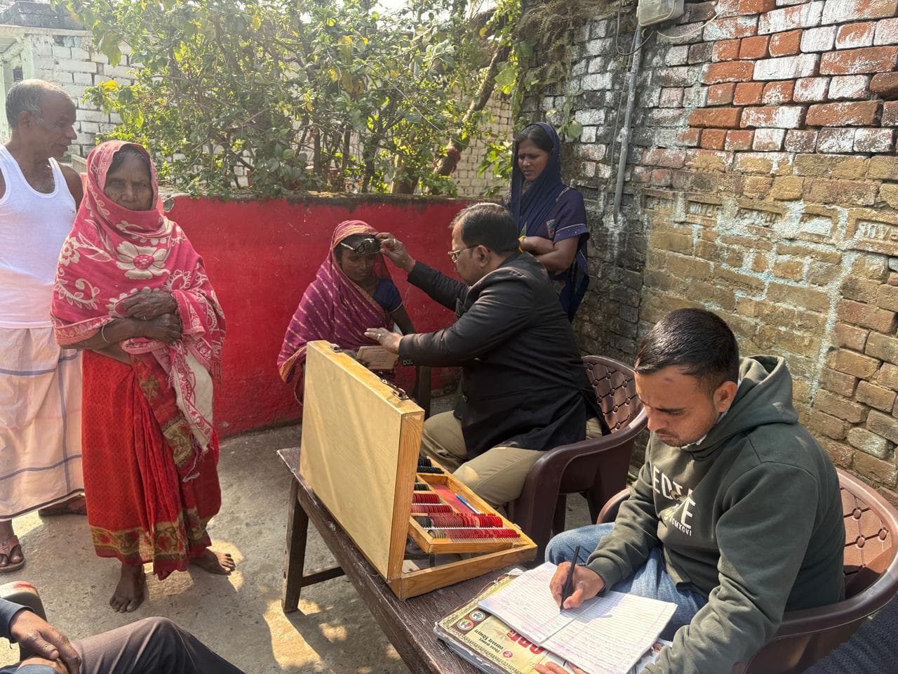 शिविर में लोगों ने करायी आखों की जांच