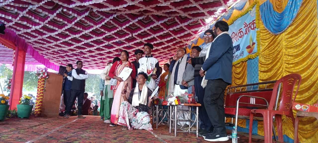 स्पीकर ने विद्यालय के विकास के लिए शिक्षक, अभिभावकों किया सम्मानित