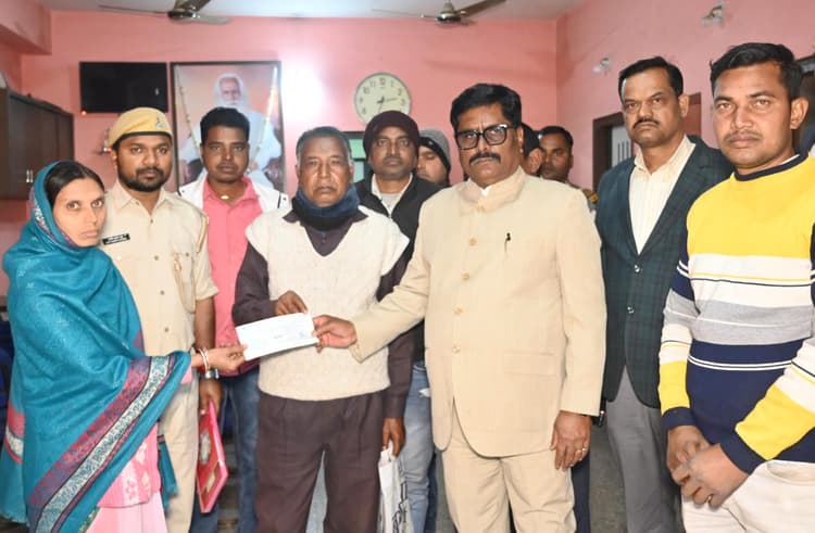 Bokaro News : मृत युवकों के परिवारों को दिया गया मुआवजा