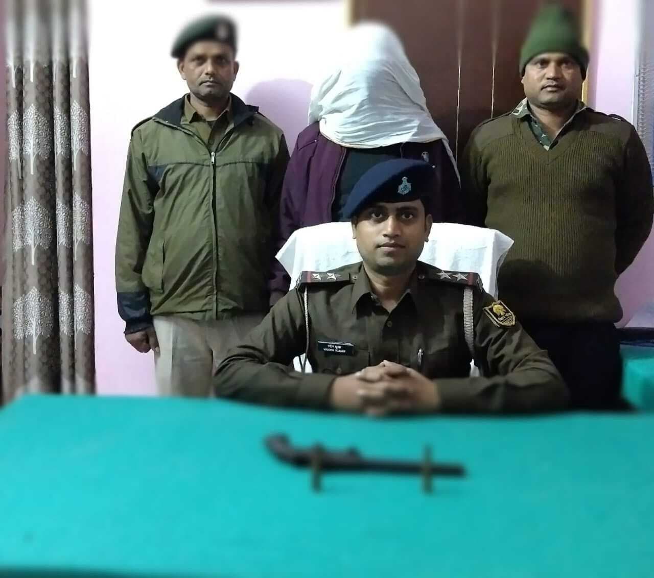 एक कट्टा व दो कारतूस के साथ हथियार तस्कर गिरफ्तार