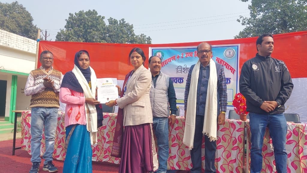 अभिभावक-शिक्षक बैठक में छात्रों और अभिभावकों को किया गया सम्मानित