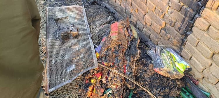 Giridih News :साउंड एंड डेकोरेशन गोदाम में लगी आग, 15 लाख का सामान जला