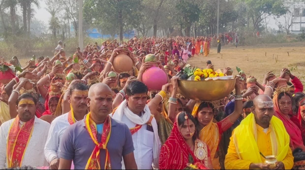 ब्रह्मा बाबा मंदिर से निकाली गयी भव्य कलश शोभायात्रा