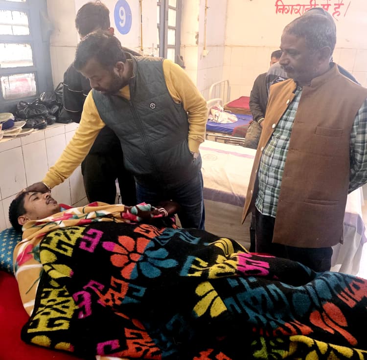 शराब माफिया के हमले में घायल सिपाही से मिले सांसद प्रवक्ता
