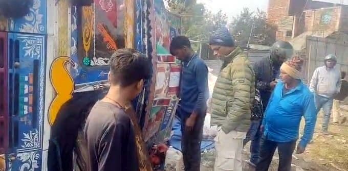 ओवरलोड ट्रक सड़क किनारे खड़ी कार पर पलटी, बाल-बाल बचे लोग