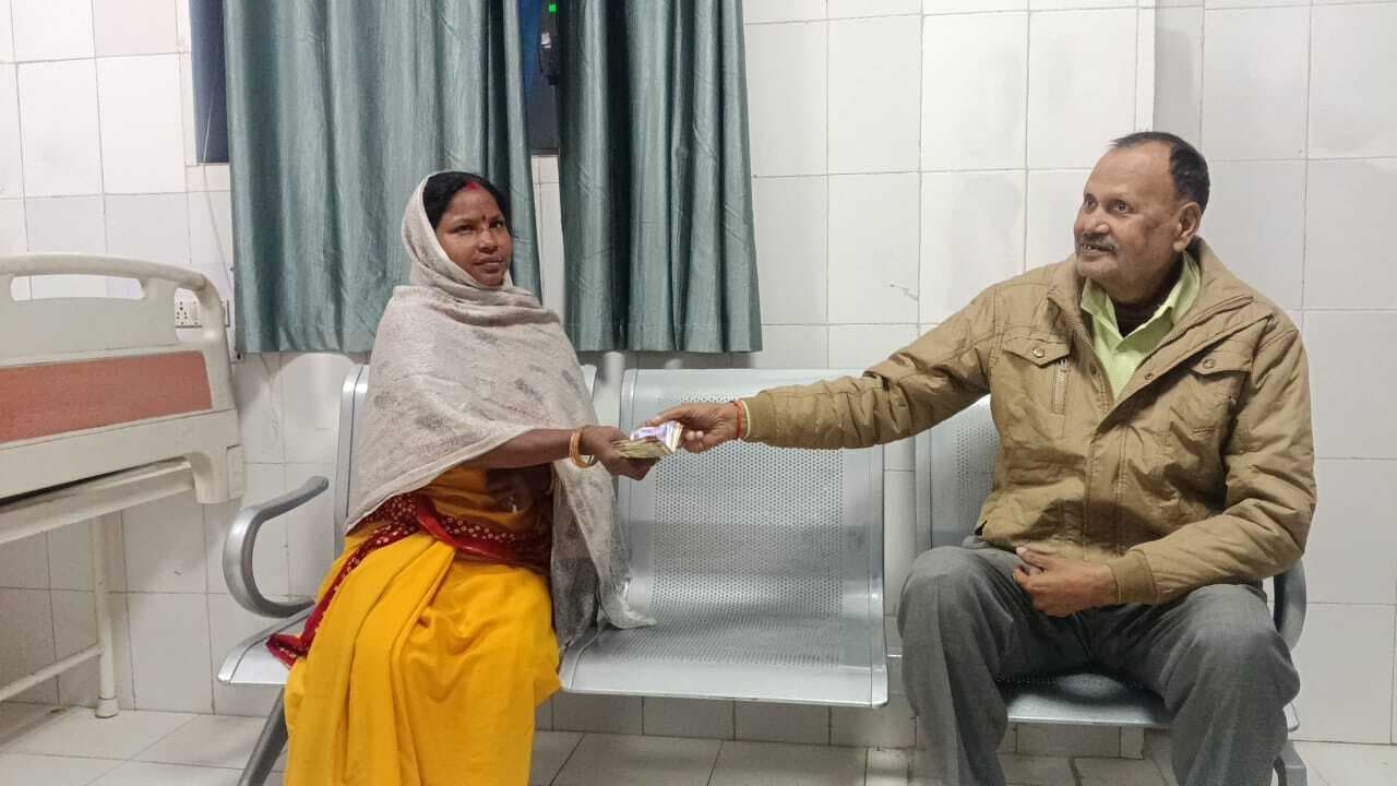 प्लेटलेट्स दिलाने के नाम पर लिये आठ हजार रुपये को किया वापस