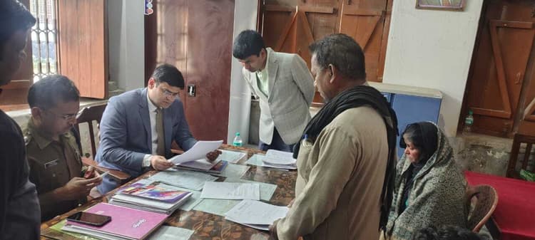 डीएम व एसपी ने जनता दरबार का किया निरीक्षण