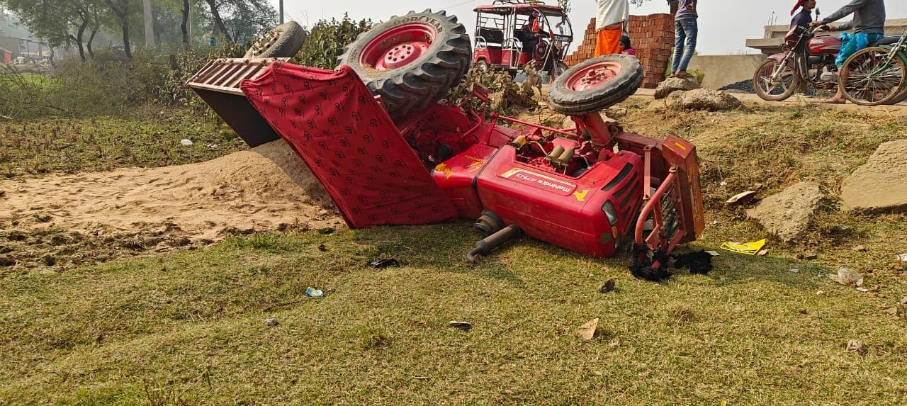 हादसा : 10 फीट गहरे खाई में पलटा बालू लदा ट्रैक्टर, कूद कर चालक ने बनायी जान