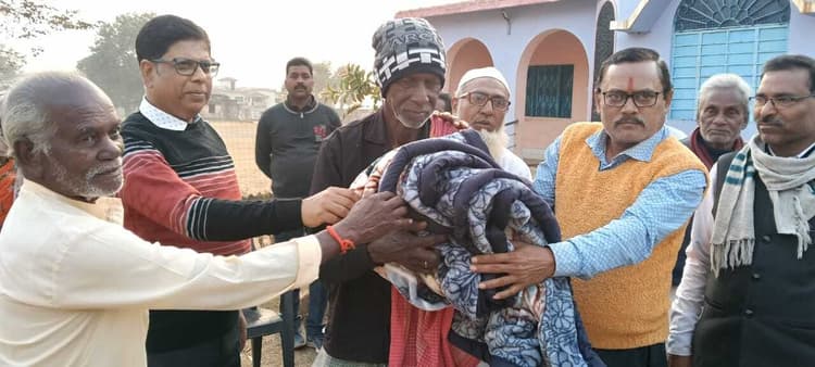 मुरलीपहाड़ी : बुजुर्गों के बीच कंबल का किया वितरण