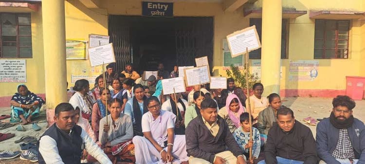 Giridih News :आउटसोर्सिंग स्वास्थ्यकर्मियों का कार्य बहिष्कार आंदोलन जारी