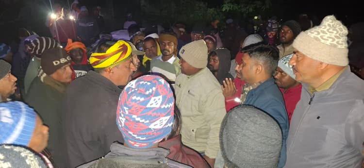 Giridih News :चतरो-गावां सड़क पर कार व ट्रक में सीधी टक्कर, साला-बहनोई समेत तीन की मौत