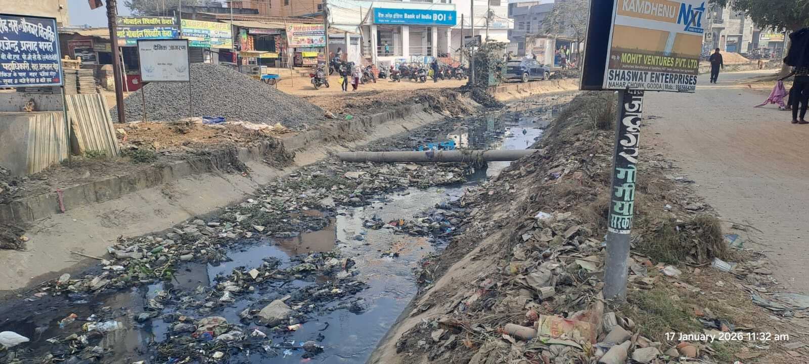 श्रमदान कर मुहल्लेवासियों ने बदली नहर की सूरत, पानी का बहाव शुरू