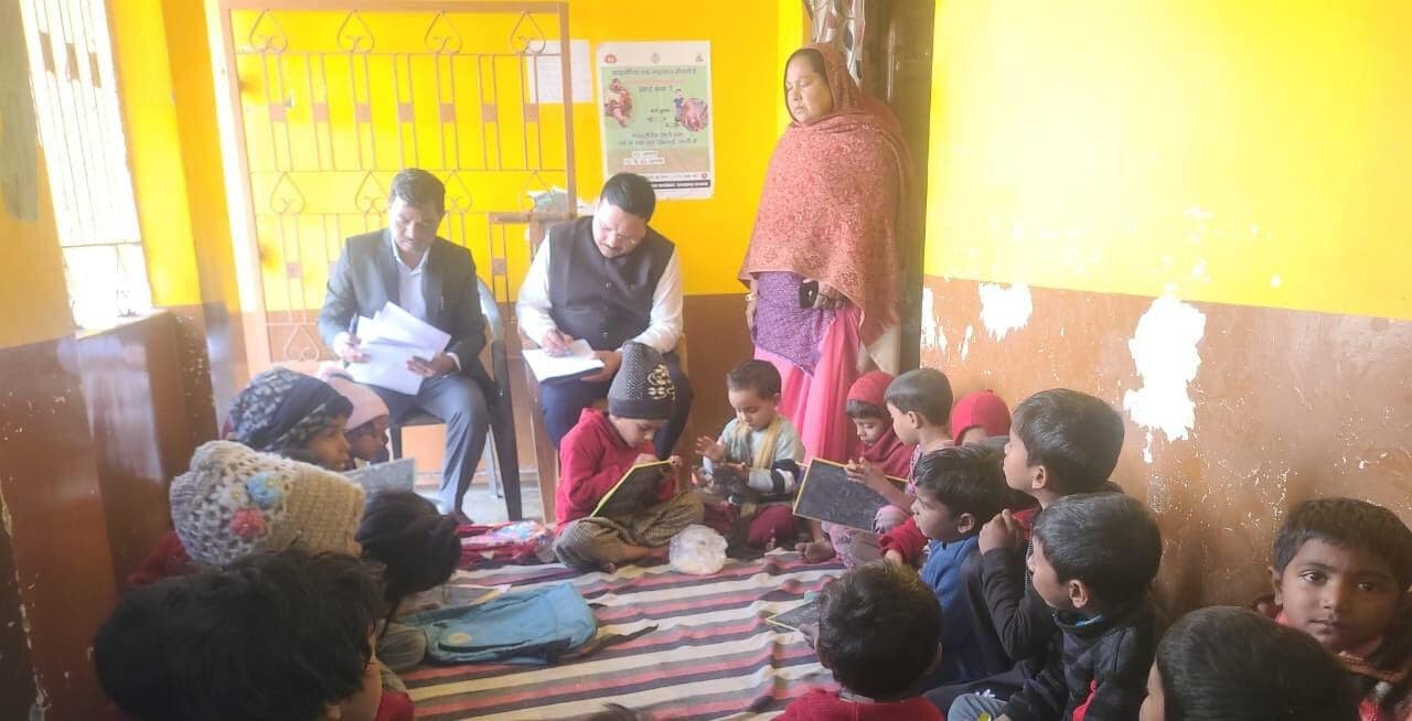 भू-अर्जन पदाधिकारी ने दो आंगनबाड़ी केंद्रों का किया निरीक्षण