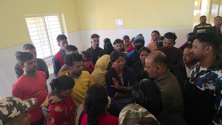 Giridih News :डुमरी रेफरल अस्पताल में नवजात की मौत के बाद हंगामा