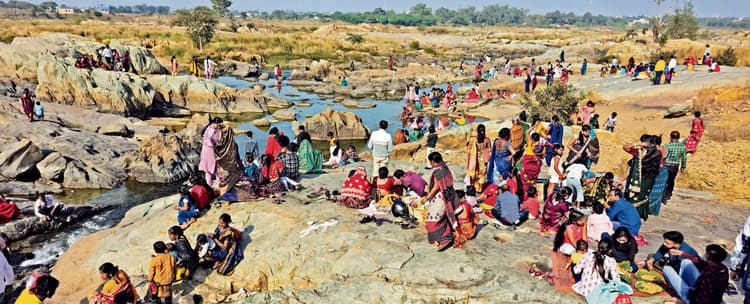 Seraikela Kharsawan News : साल भर बाद महिलाओं का मिलन, नदी तट पर उठाया व्यंजन का लुत्फ