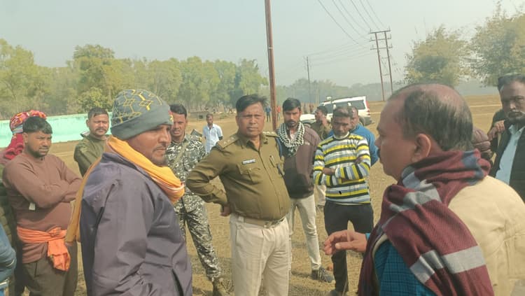 Giridih News :नाले में मिट्टी डालने के सवाल पर दो पक्ष भिड़े, दो घायल