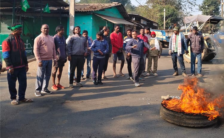 Seraikela Kharsawan News : न्याय के लिए सड़क पर उतरा आदिवासी समाज, कुचाई में झारखंड बंद का व्यापक असरखरसावां. खूंटी के पड़हा राजा सोमा मुंडा हत्याकांड के विरोध में बुलाये गये झारखंड बंद का कुचाई में व्यापक असर दिखा. शनिवार को सुबह सात बजे आदिवासी एकता मंच के सदस्य सड़क पर उतर गये. कुचाई चौक में टायर जलाकर व बांस का बल्ला लगा कर सड़क जाम कर दिया. साथ ही सभी दुकानों को भी बंद करा दिया. दोपहर एक बजे तक बाजार बंद रहा. क्षेत्र के पर्व त्योहारों को देखते हुए दोपहर एक बजे बंद समर्थक सड़क से हटे. इसके बाद ही आवागमन सामान्य हुआ. बाजर में दुकानें खुलीं. हालांकि, बंद के दौरान स्कूल, अस्पताल, दवा दुकान समेत अन्य आवश्यक सेवाओं को इससे मुक्त रखा गया था.बंद समर्थकों ने की जमकर नारेबाजी: सोमा मुंडा हत्याकांड के मुख्य साजिशकर्ताओं की गिरफ्तारी की मांग को लेकर आदिवासी संगठनों के सदस्यों ने जमकर नारेबाजी की. आदिवासी एकता मंच, कुचाई ने पड़हा राजा के मुख्य हत्यारों को गिरफ्तार करने के साथ साथ पीड़ित परिवार को मुआवजा और सुरक्षा देने की मांग की गयी. बंद कराने वालों में आदिवासी एकता मंच, कुचाई के अध्यक्ष मंगल सिंह मुंडा, जिला परिषद सदस्य जींगी हेंब्रम, मुखिया मंगल सिंह मुंजा, मान सिंह मुंडा, लखीराम मुंडा, बनवारी लाल सोय, रामचंद्र सोय, गोलाराम लोवादा शामिल थे.मुख्य साजिशकर्ता को अविलंब गिरफ्तार करे पुलिस : मंगल सिंह मुंडाआदिवासी एकता मंच, कुचाई के अध्यक्ष मंगल सिंह मुंडा ने कहा कि पड़हा राजा सोमा मुंडा की हत्या से आदिवासी समाज के सामाजिक व्यवस्था को गहरा आघात पहुंचा है. वे जल जंगल जमीन और आदिवासी समाज के लिए जीवन भर संघर्ष करने वाले शख्स थे. हत्याकांड के इतने दिनों बाद भी अभी तक हत्याकांड के मुख्य साजिशकर्ता पुलिस की गिरफ्त से बाहर है. उन्होंने शीघ्र घटना के मुख्य साजिशकर्ताओं को गिरफ्तार करने की मांग की है.