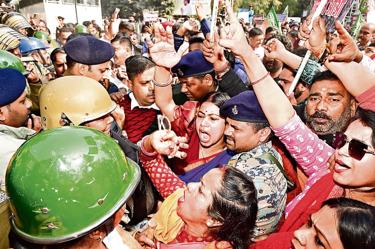 Jamshedpur News : भाजपाइयों ने एसएसपी कार्यालय के समक्ष किया प्रदर्शन, पुलिस से भिड़ीं विधायक, धक्का-मुक्की भी हुई