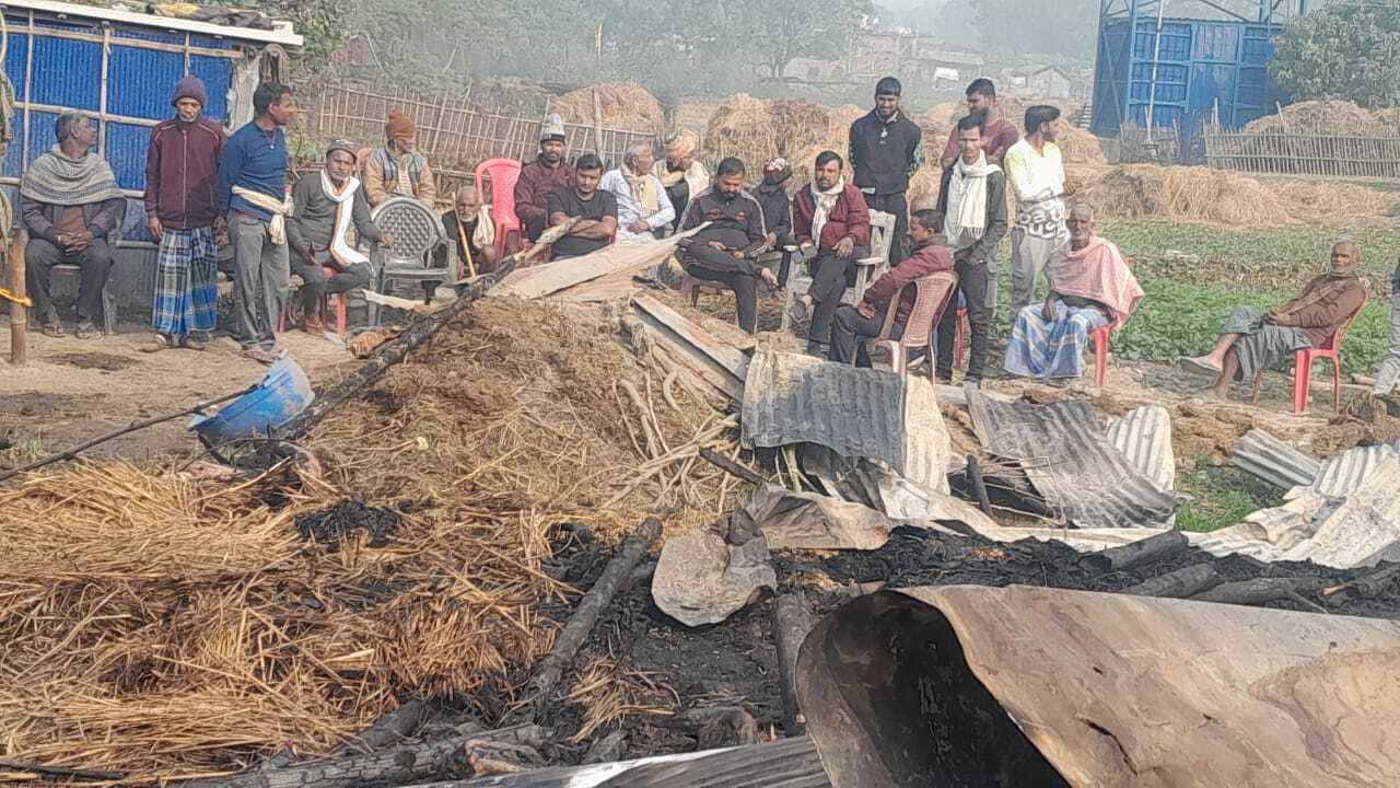आग लगने से तीन घर जले, हजारों की संपत्ति राख