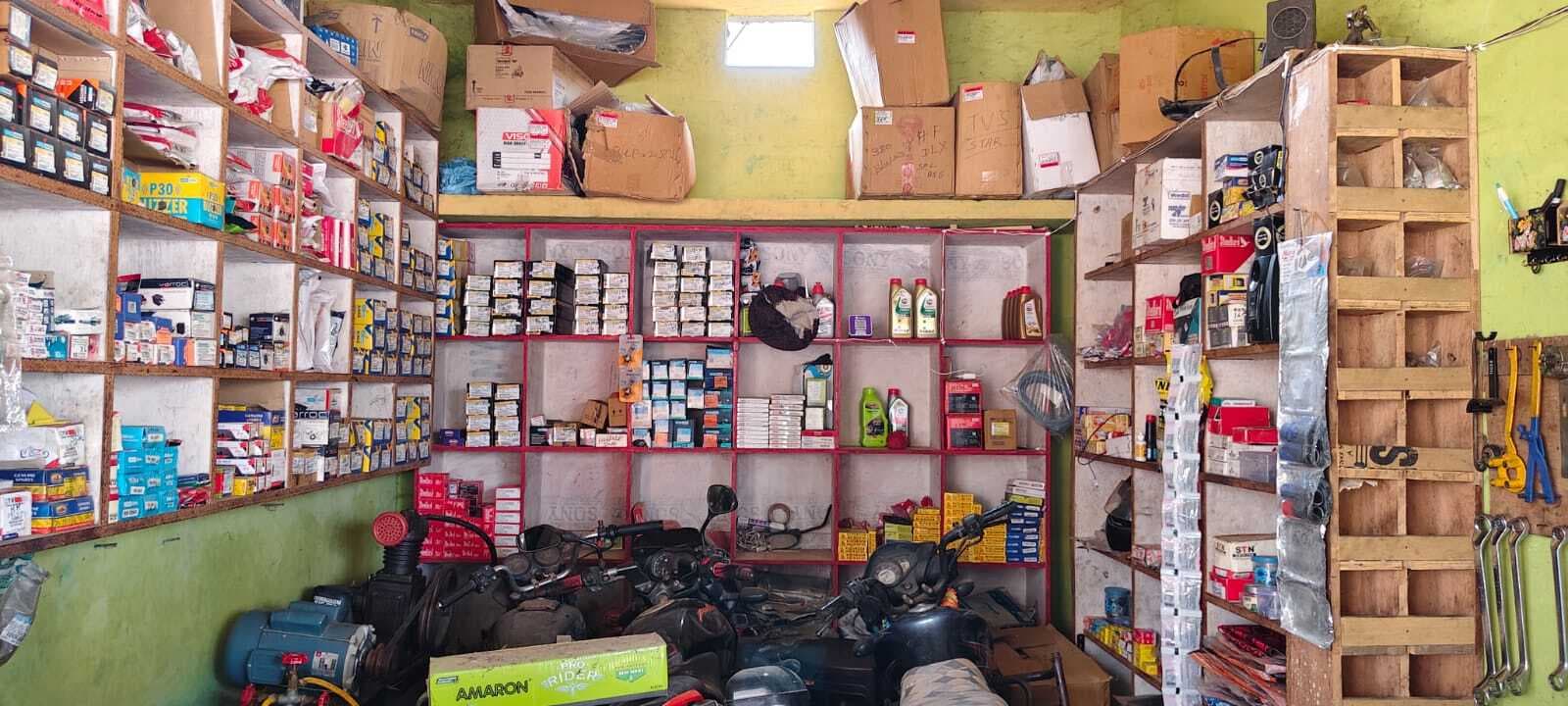 दुकान का वेंटिलेटर तोड़ महंगे पार्टस की चोरी, छानबीन में जुटी पुलिस