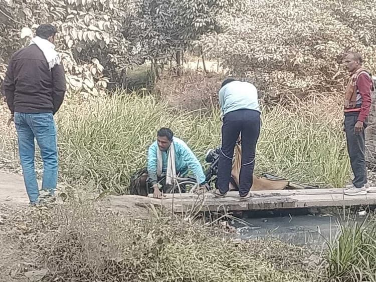 बिजली पोल के सहारे बाइक से नहर पार करने में आधा दर्जन गिरकर चोटिल