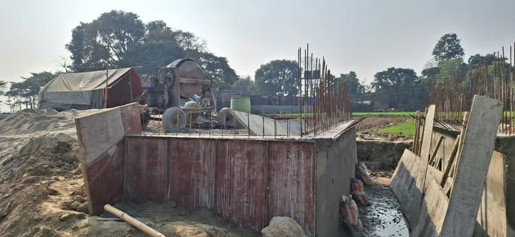 पुल निर्माण में अनियमितता, ग्रामीणों में आक्रोश