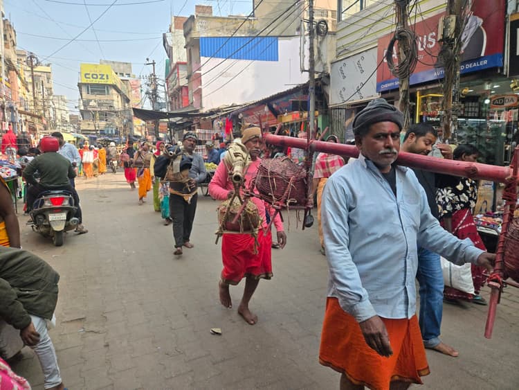 Deoghar News : बाबाधाम पहुंचने लगे तिलकहरुए, 23 को चढ़ेगा बाबा का तिलक