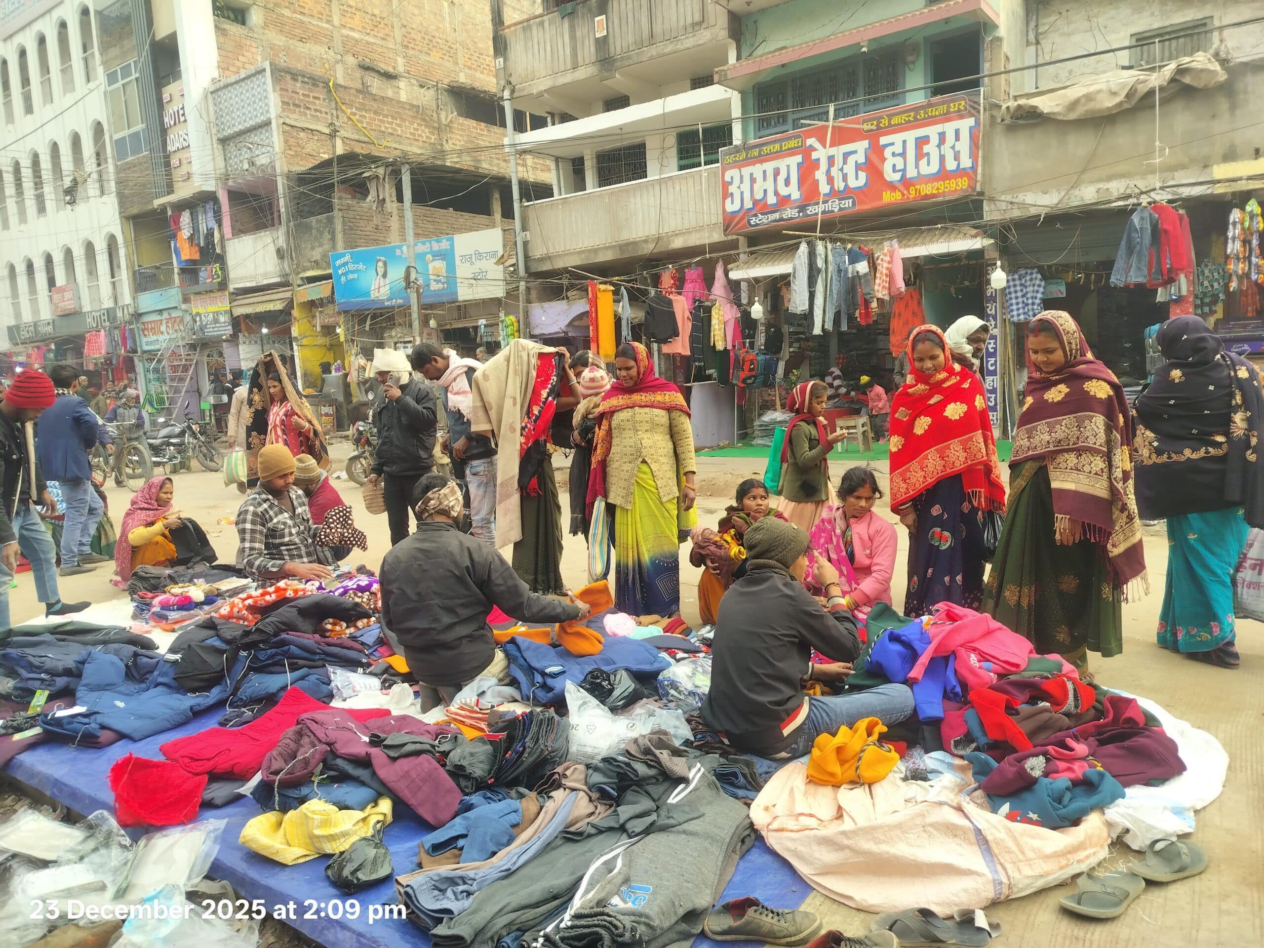 दिन में धूप, शाम ढलते ही बढ़ जाता कनकनी, बाजार में ऊनी कपड़े पर मिलने लगा छूट