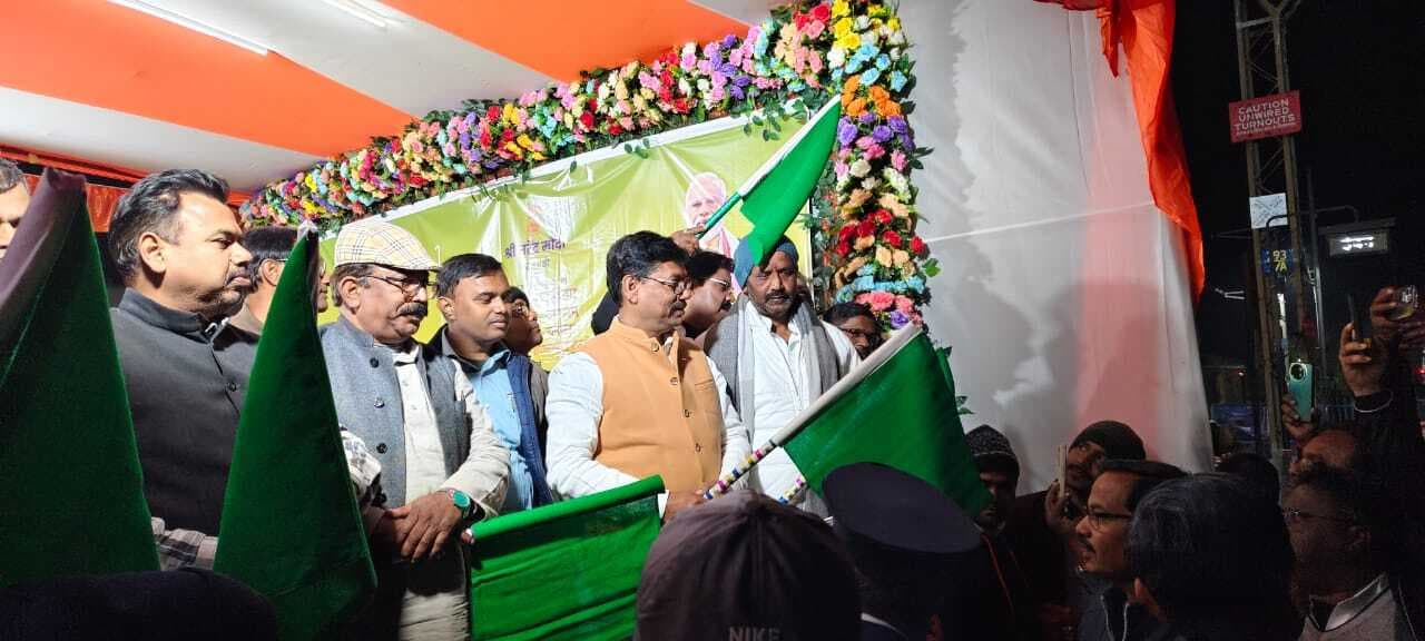 अमृत भारत ट्रेन को हरी झंडी दिखाकर किया रवाना