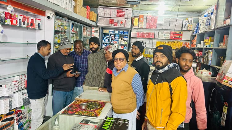 Giridih News :मोबाइल दुकान से चार लाख के मोबाइल, कैमरा व इल्केट्रॉनिक सामान की चोरी