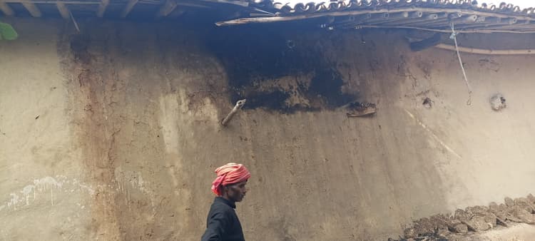 Giridih News :घर लगी आग, धान व कपड़ा जला
