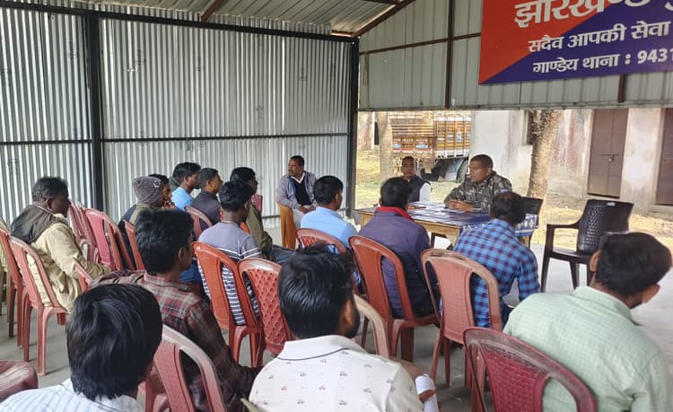 Giridih News :थाना प्रभारी ने डीजे संचालकों के साथ की बैठक